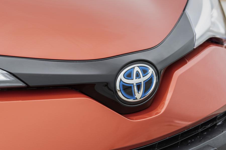 Логотип Toyota C-HR Hybrid 2019 года  (WW) (фото 109 из 174)